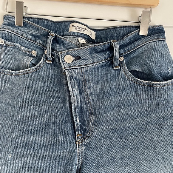 Abercrombie & Fitch Curve Love 90s Ultra High Rise Straight Jeans - Picture 3 of 8